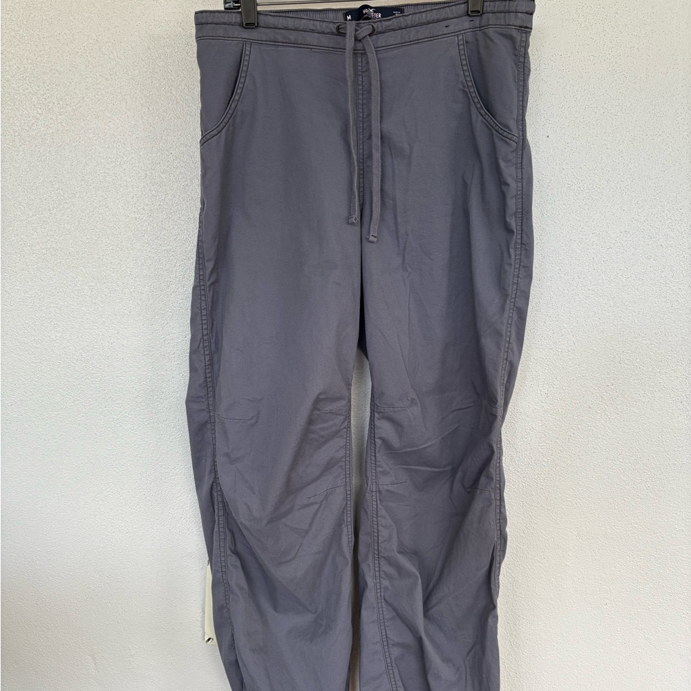 Women’s Adjustable-Rise parachute baggy in Grey color by Hollister Co. pants